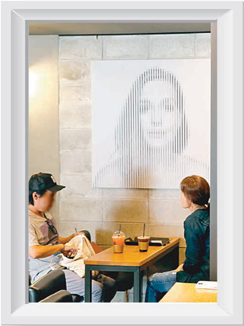 신진 작가들의 그림을 매장 내에 설치한 커피전문점 탐앤탐스의 내부 모습. 탐앤탐스 제공