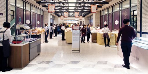 11월 17일 신세계백화점 본점 식품관. 평일 오후인데도 일반 고객과 인근 직장인들로 북적였다.