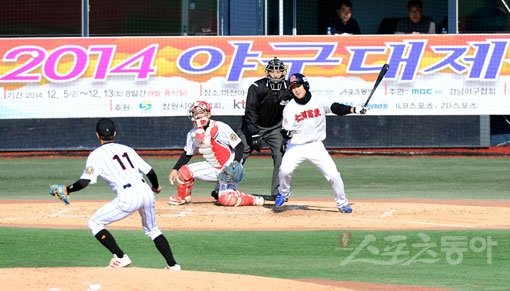 아마추어 야구 활성화를 도모하고 프로야구와의 교류를 위해 마련된 ‘2015 야구대제전’이 다음달 2일부터 8일까지 일주일간 서울 고척스카이돔에서 열린다. 사진은 2014년 인천고와 세광고의 개막전 모습. 스포츠동아DB