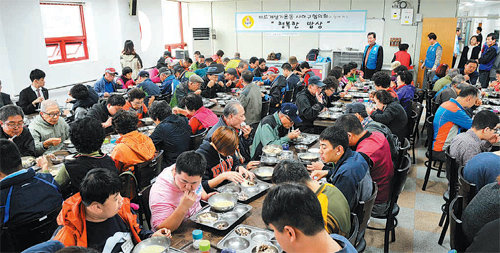 바르게살기운동 사하구 협의회가 최근 사하구장애인복지관에서 홀몸 노인과 장애인들에게 무료 급식봉사를 하고 있다. 사하구 제공