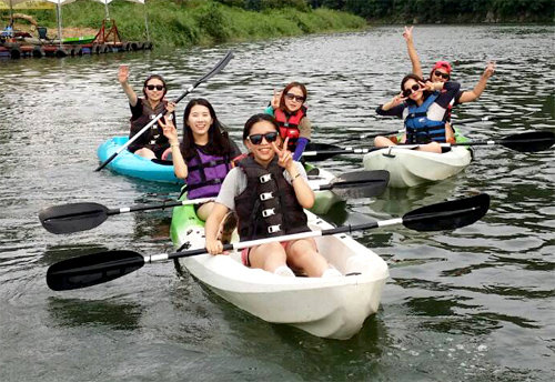 지역 주민들과 함께하는 관광두레 사업 중 대표 사례인 경기 양평군의 카누체험장에서 사람들이 카누를 타고 있다. 한국문화관광연구원 제공