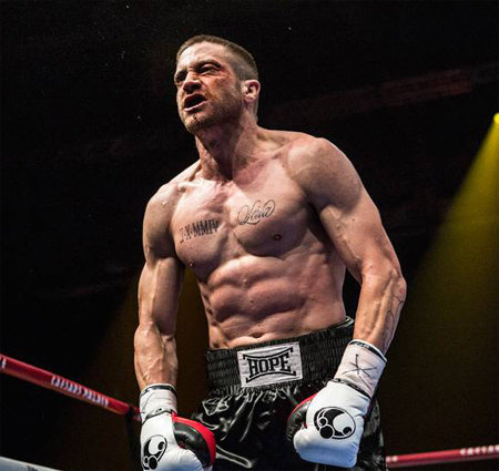 배우 제이크 질런홀은 ‘나이트 크롤러’(2014년)에서 기자 루이스 역을 맡아 앙상한 몸을 보여준 뒤 ‘사우스포’를 위해 체중을 늘려 라이트헤비급 복싱선수의 몸으로 변신했다. 영화인 제공