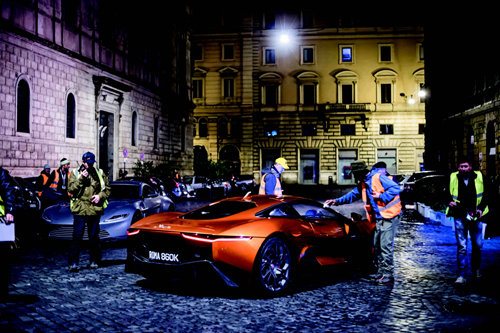 영화 ‘007 스펙터’ 스태프들이 로마 시내 자동차 추격신 촬영을 준비하고 있다. 가운데가 ‘악당의 차’로 등장한 재규어 C-X75, 왼쪽 뒤편이 ‘본드카’ 애스턴마틴 ‘DB10’. 재규어랜드로버코리아 제공