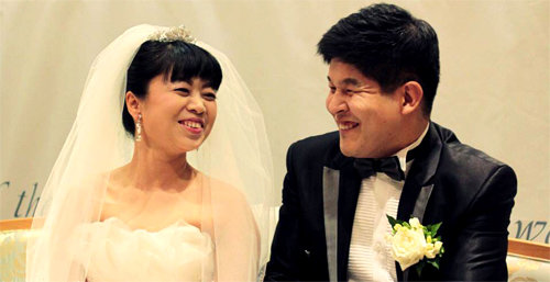 2013년 4월 결혼식을 올린 지적장애인 서혜경(왼쪽), 유지용 씨 부부. 이들은 “비장애인이 생각하기에는 다소 부족해보일지라도 서로 의지하며 잘살고 있다”며 결혼 생활에 만족하고 있다. 서혜경 유지용 씨 제공