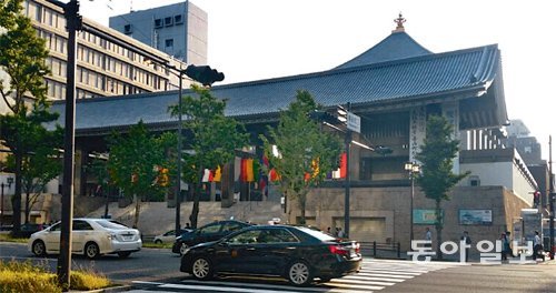 조선통신사 일행이던 최천종이 피살된 니시혼간지 쓰무라 별원 터에는 현대식 불교 건물이 들어서 있다. 통신사 일행 중 고위급 인사들이 오사카에 도착한 뒤 숙소로 이용했던 곳이다. 오사카=정위용 기자 viyonz@donga.com