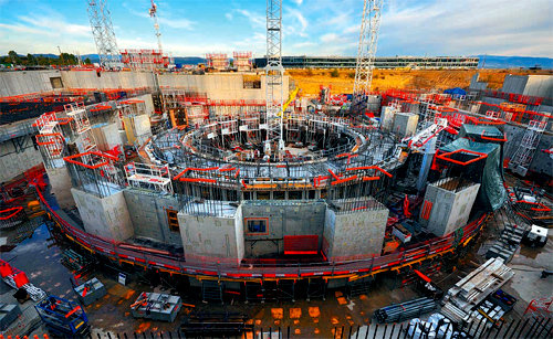 프랑스 남부 카다라슈에 짓고 있는 ITER ‘토카막’. 1억 도가 넘는 인공태양을 담는 그릇에 해당하는 장치로 한국 과학자들의 주도하에 만들어지고 있다. ITER 제공