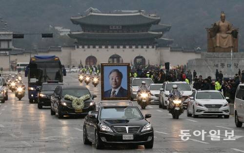 김영삼(YS) 전 대통령의 국가장 영결식이 열린 26일 서울 종로구 서울대병원을 출발한 운구 차량이 광화문 앞을 지나고 있다. YS는 재임 시절인 1995년 ‘역사 바로 세우기’의 하나로 국립중앙박물관으로 사용되던 조선총독부 건물을 철거하고 광화문이 제 모습을 되찾게 했다. 김재명 기자 base@donga.com