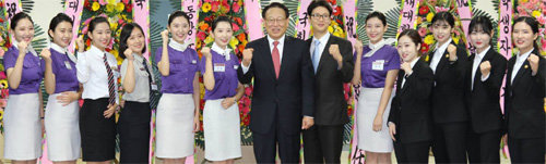 홍승용 총장(가운데) 취임식 후 학생들과의 기념촬영 사진.