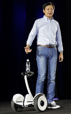전동스쿠터 ‘나인봇 미니’를 소개하는 레이 준 샤오미 CEO.