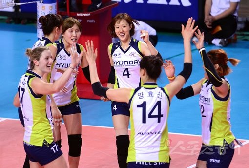 라운드별 평균 범실 개수에 따라 500만원의 보너스를 받는 현대건설 선수들. 2라운드 마지막 경기였던 11월 25일 IBK기업은행전 5세트에서 무범실로 3-2 승리와 함께 보너스를 또 챙겼다. 스포츠동아DB