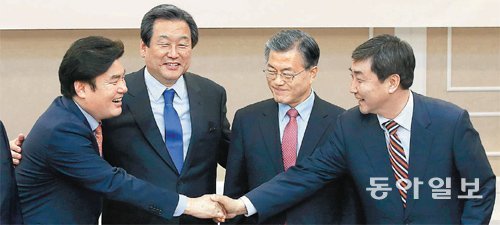 씁쓸한 ‘빅딜’ 여야 지도부가 30일 국회에서 한중 자유무역협정(FTA) 비준동의안 처리에 합의한 뒤 
밝은 표정으로 손을 맞잡고 있다. 그러나 FTA 비준안의 국회 통과 과정에서 여야가 각 당의 숙원 법안을 끼워 넣는 행태를 보이며
 19대 국회가 ‘빅딜 국회’가 됐다는 지적을 받았다. 왼쪽부터 새누리당 원유철 원내대표, 김무성 대표, 새정치민주연합 문재인 
대표, 이종걸 원내대표. 전영한 기자 scoopjyh@donga.com