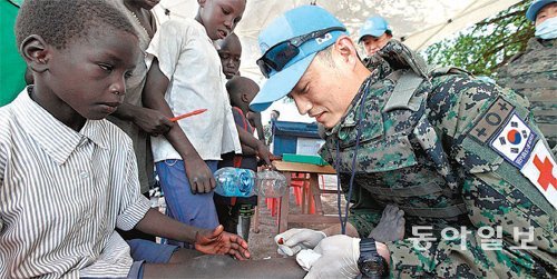 인도주의 외교, 아프리카에도 손길 남수단에 유엔평화유지군으로 2013년 3월부터 파견된 한국 한빛부대 의무대 장병들이 종글레이 주 말루아샤 마을에서 현지 어린이들을 치료하고 있다. 동아일보DB