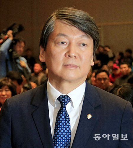 안철수 의원이 30일 광주 김대중컨벤션센터에서 열린 토론회에서 인사말을 하기 위해 단상으로 나서고 있다. 광주=박영철 기자 skyblue@donga.com