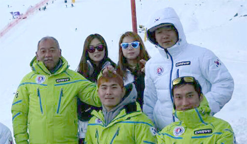 오스트리아 전지훈련지에 모인 장애인 알파인스키 대표팀. 앞줄 왼쪽부터 반 가즈히코 감독, 이치원, 한상민. 한상민 제공