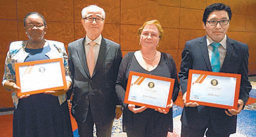 남아프리카공화국 케이프타운에서 11월 29일(현지 시간) 열린 고촌상 시상식에서 나오미 완지루 간호사, 김두현 종근당고촌재단 이사장, 나탈리아 베즈니나 박사, 멜레치오 메이타코타 아스파트페루 대표가 기념촬영을 하고 있다(왼쪽부터). 종근당 제공