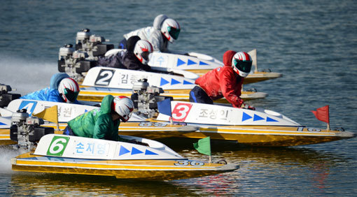 경정이 이르면 2016년 상반기 레이스부터 기존 플라잉스타트와 함께 스타트라인에서 동시에 출발하는 온라인스타트 방식을 도입할 전망이다. 경정은 이를 위해 12월 한 달간 온라인스타트 방식을 집중 시연할 계획이다. 사진은 전속력으로 달려와 물 위의 가상 스타트라인을 통과하는 선수들. 사진제공｜국민체육진흥공단