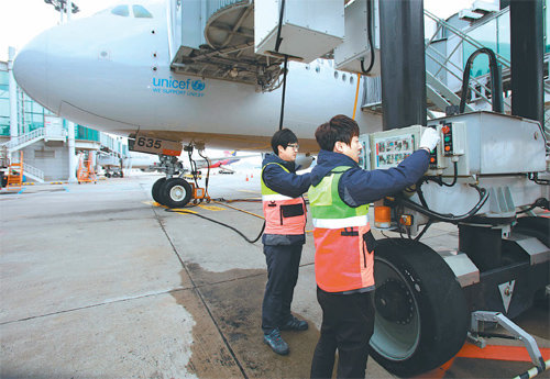 인천공항연구소가 지난해 국산화에 성공한 항공기용 AC-GPS를 활용해 계류장에 있는 A380 항공기에 전원을 공급하고 있다. 연구소는 앞으로 외국산 장비를 국산화하는 사업을 순차적으로 진행해 외화를 절감하고 수출도 추진할 계획이다. 인천공항공사 제공