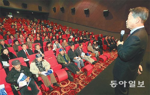 1일 동아일보 광주호남취재본부가 주최한 ‘명사 특강’이 광주시 동구 롯데백화점 광주점 시네마 6관에서 김병조 조선대 초빙교수의 ‘명심보감에서 배우는 행복’을 주제로 본보 독자와 시민 등 200여 명이 참석한 가운데 열렸다. 박영철 기자 skyblue@donga.com