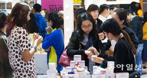 CJ E&M은 2일 홍콩에서 열린 ‘2015 엠넷 아시안 뮤직 어워드(MAMA)’에 앞서 중소기업 43곳의 제품을 전시해 판매하는 프리위크 행사를 플라자 할리우드에서 열었다. 홍콩=박재명 기자 jmpark@donga.com