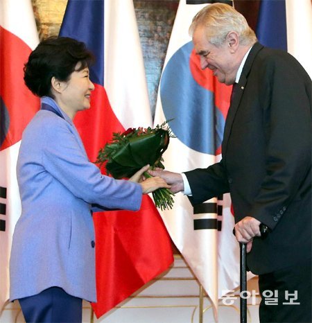 체코 대통령의 꽃다발 선물 박근혜 대통령이 2일 오전(현지 시간) 체코 프라하 대통령궁에서 열린 정상회담에 앞서 밀로시 제만 체코 대통령에게서 꽃다발을 받고 있다. 프라하=변영욱 기자 cut@donga.com