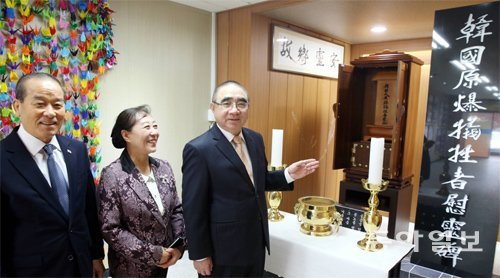 지난달 23일 서울 노원구 한국원폭전시관에서 다카하시 고준 씨(오른쪽)가 한국인 원폭 피해 희생자를 기리는 위령비를 소개하고 있다. 그 왼쪽은 다카하시 씨의 아내 최숙희 씨와 원정부 한국원폭피해자협회 서울지부장. 김경제 기자 kjk5873@donga.com