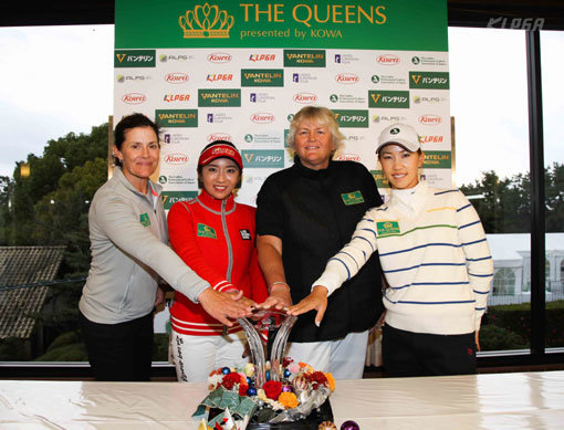 4일부터 일본 나고야 미요시 컨트리클럽에서 열리는 여자골프 4개 투어 대항전 ‘더 퀸즈컵’ 개막을 하루 앞두고 각 팀 주장들이 모여 선전을 다짐했다. (왼쪽부터) 레이첼 헤더링턴(ALPG), 이보미(KLPGA), 로라 데이비스(LET), 우에다 모모코(JLPGA). 사진제공｜KLPGA