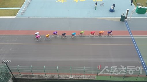 지난달 29일 일본 오사카 기시와다경륜장에서 열린 대상경주에서 9명의 선수들이 선두유도원(맨 앞)을 따라 달리고 있다. 스포츠동아DB