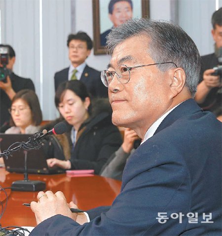 초강수



3일 국회 당 대표실에서 긴급 기자회견을 열고 안철수 전 공동대표의 ‘혁신전당대회’ 요구를 거부한 문재인 새정치민주연합 대표가 취재진과 일문일답을 하고 있다. 이날 회견으로 야당의 내홍이 새로운 국면에 접어들었다는 평가가 나온다. 원대연 기자 yeon72@donga.com