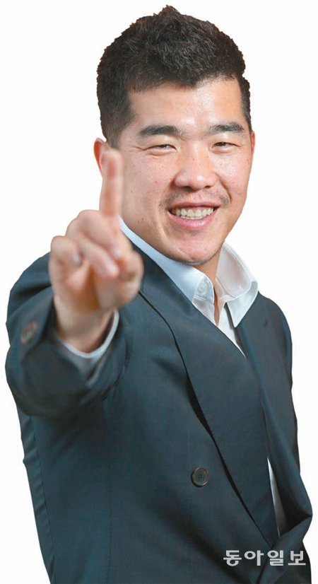 2일 서울의 한 호텔에서 만난 ‘국가대표 1번 타자’ 정근우가 손가락으로 숫자 ‘1’을 만들어 보이고 있다. 신원건 기자 laputa@donga.com