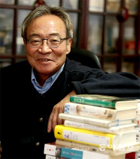 자택 서재에서 자신이 번역한 책들과 함께한 김화영 교수. 그는 번역에 대해 “위대한 작품을 정독하는 가장 유별난 방식이 아닐까”라고 의미를 부여했다. 김경제 기자 kjk5873@donga.com