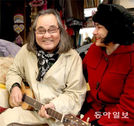 지난달 24일 오후. 미국 뉴욕 라디오시티뮤직홀 공연을 준비 중인 싱어송라이터 한대수(왼쪽)가 서울 신촌의 ‘고시원’ 침대에 부인 옥사나와 함께 앉았다. 둘은 마주보며 끊임없이 웃었다. 웃는 데 이유는 필요 없었다. 그 순간엔 누구도 고독하지 않았다. 김경제 기자 kjk5873@donga.com