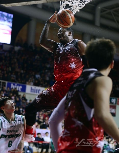 KGC 찰스 로드(위)가 6일 안양체육관에서 열린 동부와의 홈경기 도중 호쾌한 덩크슛을 성공시키고 있다. 홈 15연승을 달린 KGC는 선두권과의 격차를 1.5경기차로 줄이는 데 성공했다. 안양｜김민성 기자 marineboy@donga.com