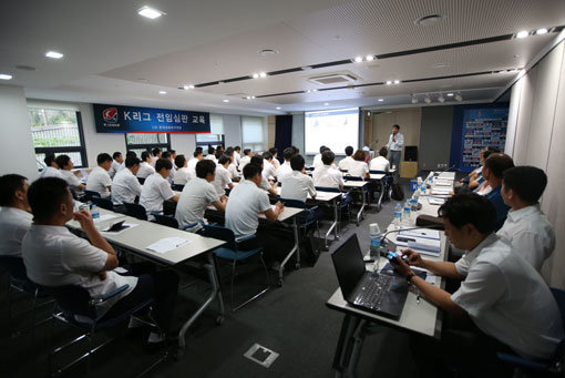 최근 K리그를 강타한 ‘심판 비리’로 축구계가 뒤숭숭하다. AFC가 사건 관련 보고서 제출을 요구한 가운데, 국제 신뢰도 회복을 위한 대한축구협회와 한국프로축구연맹의 노력이 절실하다. 지난해 7월 서울 신문로 축구회관에서 진행된 K리그 전임심판 교육 장면. 사진제공｜한국프로축구연맹