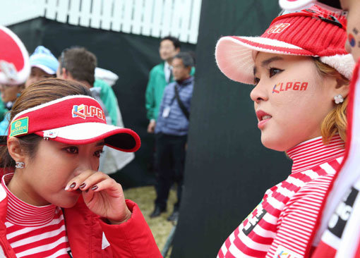 한국여자프로골프(KLPGA)투어의 캡틴으로 나선 이보미(왼쪽)가 6일 일본 나고야의 미요시 컨트리클럽에서 열린 4개 투어대항전 ‘더 퀸즈’ 최종일 경기에서 우승을 놓치자 조윤지와 함께 아쉬움의 눈물을 흘리고 있다. 사진제공｜KLPGA