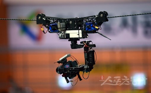 6일 안산상록수체육관에서 열린 ‘NH농협 2015-2016 V리그’ 남자부 OK저축은행과 우리카드 경기에서 방송사가 와이어캠을 설치해 중계하고 있다. 안산｜김종원기자 won@donga.com