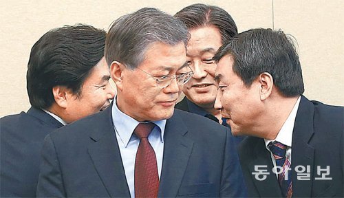 여야 지도부 사흘만에 만났지만…



여야 지도부가 6일 국회에서 내년 4월 총선에 적용할 선거구획정 기준 마련을 위한 협상에 앞서 인사하고 있다. 그러나 이날 협상은 개시 23분 만에 아무런 성과 없이 결렬됐다. 왼쪽부터 새누리당 원유철 원내대표, 새정치민주연합 문재인 대표, 새누리당 김무성 대표, 새정치연합 이종걸 원내대표. 전영한 기자 scoopjyh@donga.com