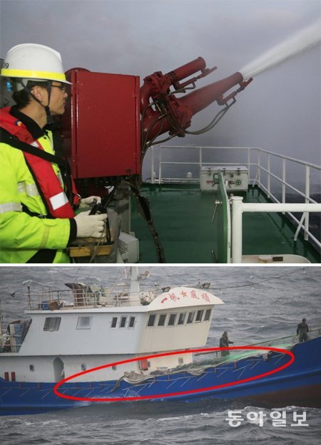 2일 전남 신안군 가거도 북서쪽 90km 해역에서 불법 조업 중인 중국 어선을 향해 해양경비안전본부 3009함이 퇴거를 명령하며 물대포를 발사하고 있다(위쪽 사진). 약 2m의 쇠꼬챙이(점선)를 촘촘히 두른 중국 어선이 거친 날씨에도 불구하고 불법 조업을 계속하고 있다. 신안=박영철 기자 skyblue@donga.com