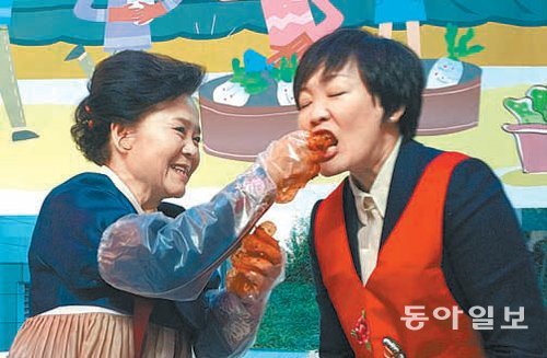 5일 일본 도쿄에서 열린 ‘한일 김장 대축제’에서 유흥수 주일대사의 부인 박혜자 여사(왼쪽)가 아베 신조 총리의 부인 아키에 여사의 입에 김치를 넣어주고 있다. 도쿄=장원재 특파원 peacechaos@donga.com
