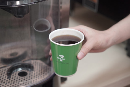 세븐일레븐이 ‘세븐카페’를 론칭하고 고급 커피 시장에 진출했다. 1000원이라는 합리적 가격과 100% 아라비카 원두를 사용해 좋은 반응을 얻고 있다. 사진제공｜세븐일레븐