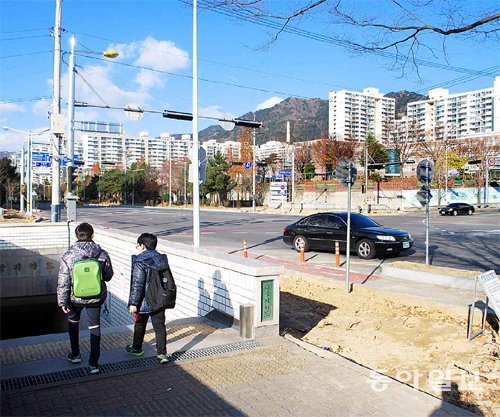 경남 창원시 성산구 대방지하도로 학생들이 들어가고 있다. 성산구가 횡단보도를 설치하면 이 지하도는 무용지물이 된다. 오른쪽이 대방중학교. 강정훈 기자 manman@donga.com