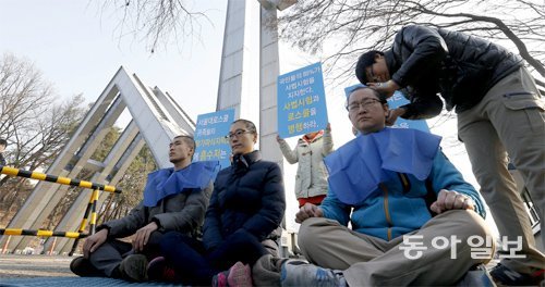 7일 서울 관악구 서울대 정문에서 사법시험 준비생 3명이 사법시험 존치를 주장하며 삭발식을 하고 있다. 양회성 기자 yohan@donga.com