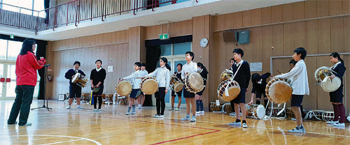 일본 오사카 시 이쿠노 구의 미유키모리 초등학교 학생들이 재일동포를 위한 ‘민족학급’ 활동의 일환으로 풍물 공연을 준비하고 있다. 오사카=공동취재단