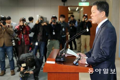 새정치민주연합 주승용 최고위원이 8일 국회 정론관에서 “야당에는 악마가 산다”라고 말하면서 최고위원직에서 사퇴기자회견을 하고 있다. 전영한 기자 scoopjyh@donga.com