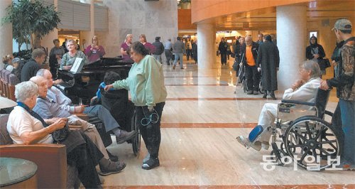 미국 미네소타주 로체스터에 위치한 메이오클리닉 로비 사진. 지하 1층에 위치한 피아노 주위로 사람들이 연주를 듣기 위해 몰려있다.