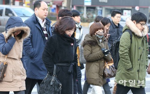 겨울은 찬바람과 건조한 날씨에 피부 건강을 위협받는 시기다. 출근길을 걷고 있는 시민들의 표정에서 겨울 바람의 매서움을 느낄 수 있다. 동아일보DB