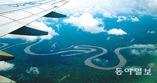 이키토스공항 이륙 직후 기내에서 촬영한 열대우림. 사행곡류하는 물길은 아마존의 지류다.