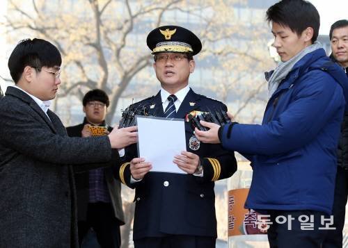 구은수 서울경찰청장이 8일 한상균 민주노총 위원장이 피신 중인 서울 종로구 조계사를 찾았다. 최혁중 기자 sajinman@donga.com