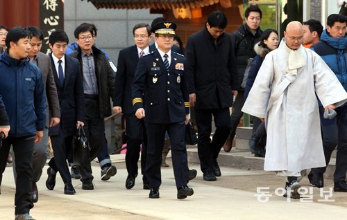 구은수 서울경찰청장이 8일 한상균 민주노총 위원장이 피신 중인 서울 종로구 조계사를 찾았다. 최혁중 기자 sajinman@donga.com