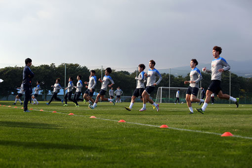 올림픽축구대표팀 선수들이 8일 서귀포시민축구장에서 체력테스트를 받고 있다. 신태용 올림픽대표팀 감독은 향후 2차례 더 체력테스트를 진행할 계획이다. 사진제공｜대한축구협회