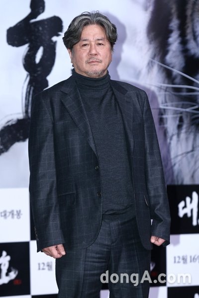 배우 최민식이 8일 오후 서울시 광진구 건대입구 롯데시네마에서 열린 영화 ‘대호’ 언론시사회에 참석해 포토타임을 하고 있다.동아닷컴 방지영 기자 doruro@donga.com